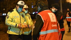 Genç Kızılay Gönüllüleri'nden kısıtlamada görev yapan ekiplere sıcak çorba ikramı