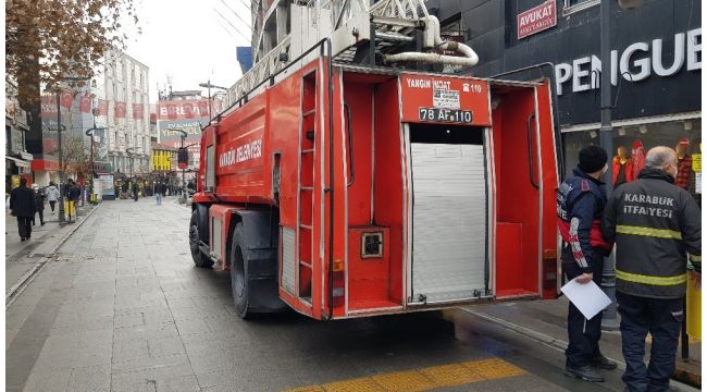 İtfaiye ekipleri saatlerce yavru kediyi kurtarmaya çalıştı