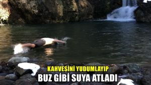 Kahvesini yudumlayıp buz gibi suya atladı