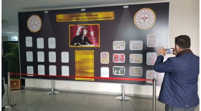 Öğrencilerden sağlık çalışanlarına mektuplu ve resimli ahde vefa panosu