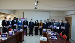 Tabletler öğrencilere dağıtılmak üzere okul müdürlerine teslim edildi