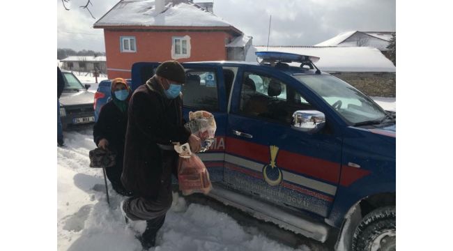 Aşı olmaya gidemeyen yaşlıları jandarma ulaştırdı