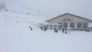 Keltepe Kayak Merkezi'nde kar kalınlığı 25 santimetreye ulaştı