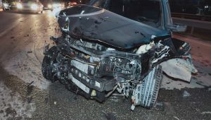 Kontrolden çıkan otomobil önce bariyere sonra tıra çarptı: 1 yaralı