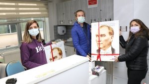 Safranbolu Belediyesi doktorların gününü kutlayıp Atatürk tablosu hediye etti