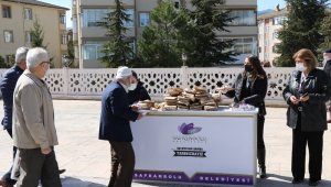 Safranbolu'da Mehmet Akif Ersoy'un ruhu için simit ikramı yapıldı