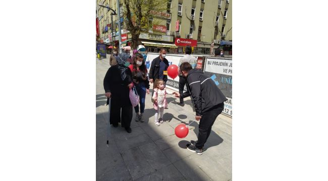 AK Parti Gençlik Kolları Türk Bayrağı ve balon dağıttı
