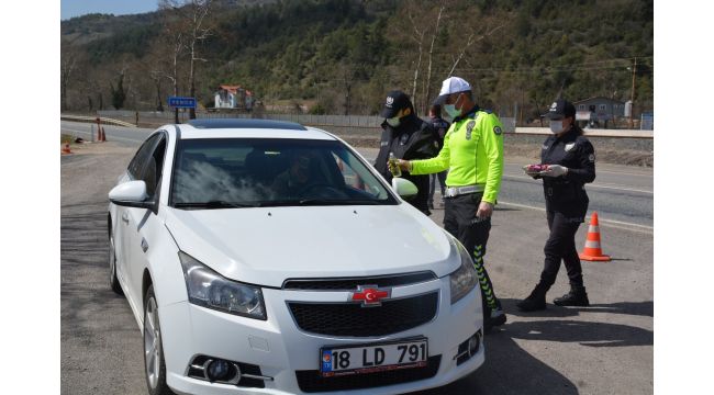 Emniyetten sürücülere kolonya ve çikolata ikramı