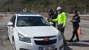 Emniyetten sürücülere kolonya ve çikolata ikramı