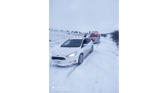 Kara saplanan otomobildeki 2 kişiyi AFAD kurtardı