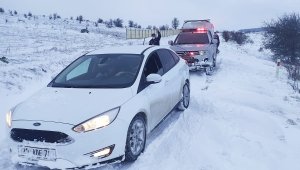 Kara saplanan otomobildeki 2 kişiyi AFAD kurtardı