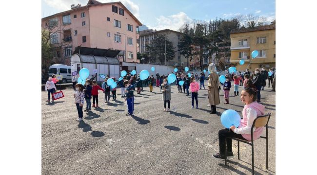Otizmli çocuklar mavi balonları gökyüzü ile buluşturdu
