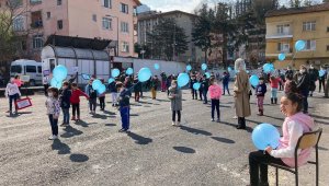 Otizmli çocuklar mavi balonları gökyüzü ile buluşturdu