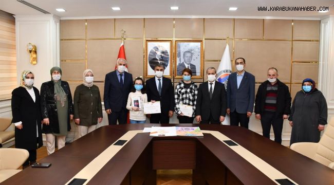 “Tüketici Hakları” yarışmasında dereceye giren öğrencilere ödülleri verildi.