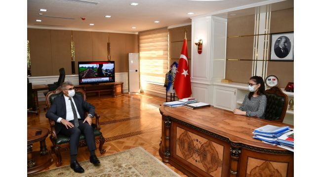 Vali Gürel koltuğunu öğrencilere bıraktı