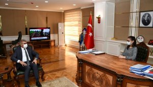 Vali Gürel koltuğunu öğrencilere bıraktı