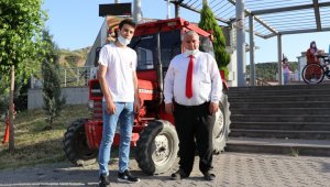 Babadan yadigar traktörle paket servisi yapıyor