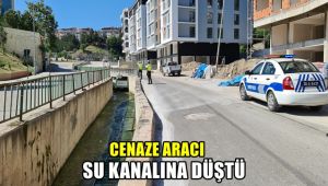Cenaze aracı su kanalına düştü