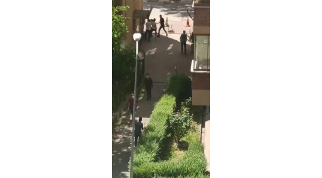 Genç kızı taciz ettiği iddia edilen şahsı yakalayıp yumrukladılar