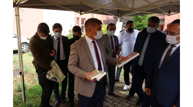 Karabük'te Ceza İnfaz Kurumu Kütüphanesine ilk kitap bağışını Vali Gürel yaptı