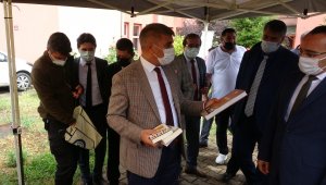 Karabük'te Ceza İnfaz Kurumu Kütüphanesine ilk kitap bağışını Vali Gürel yaptı