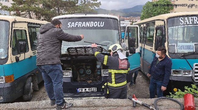 Park halindeki minibüsün alev topuna dönmesini polisler önledi
