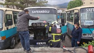 Park halindeki minibüsün alev topuna dönmesini polisler önledi