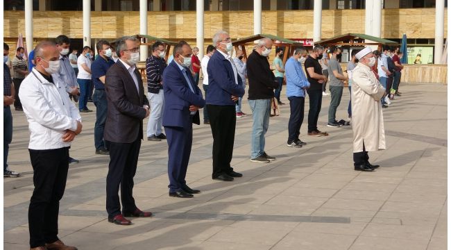 Prof.Dr. Uysal için Karabük'te gıyabi cenaze namazı kılındı