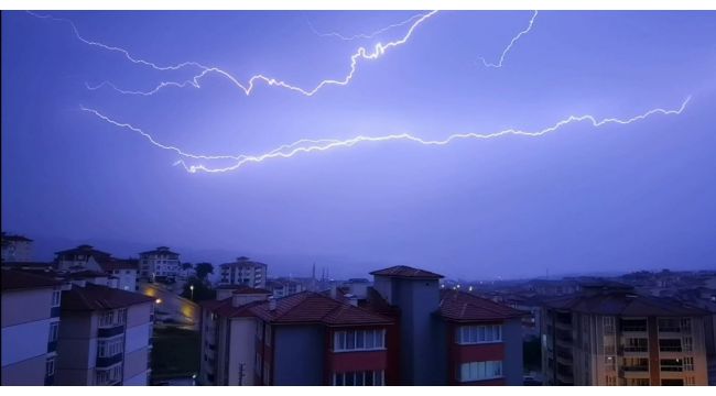 Şimşeklerin dansı geceyi aydınlattı