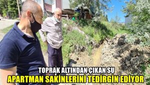 Toprak altından çıkan su apartman sakinlerini tedirgin ediyor