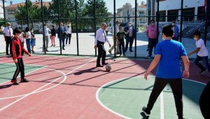 Akbaş, öğrencilerle futbol oynadı
