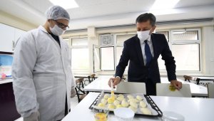 Bakan Selçuk, öğrencilerle pasta yaptı