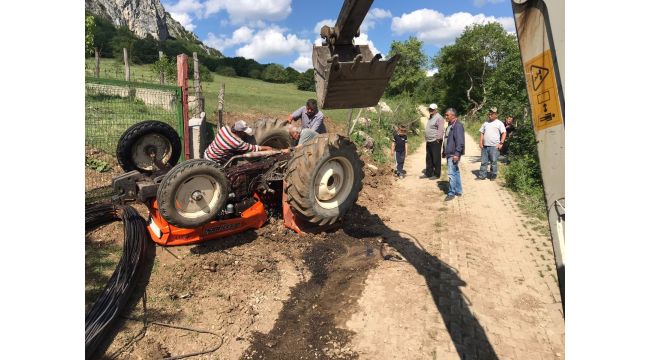 Devrilen traktörün sürücüsü yaralandı