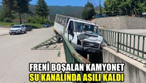Freni boşalan kamyonet su kanalında asılı kaldı