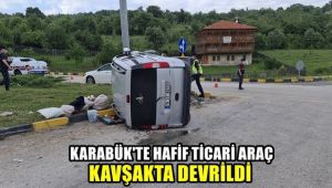 Karabük'te hafif ticari araç kavşakta devrildi: 2 yaralı