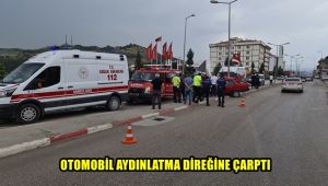 Otomobil aydınlatma direğine çarptı