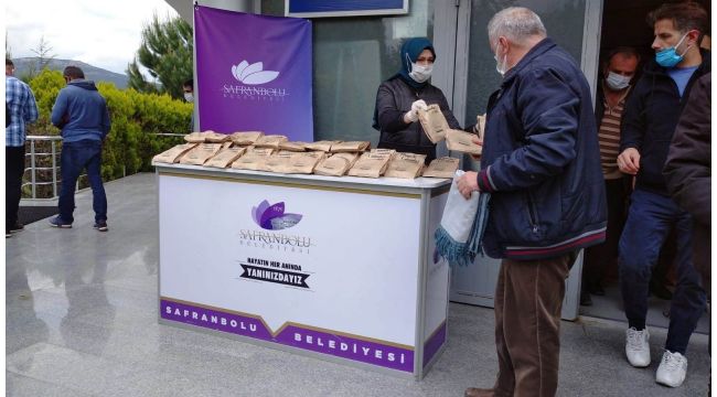 Safranbolu'da cuma namazı sonrası simit ikramı devam ediyor