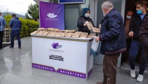 Safranbolu'da cuma namazı sonrası simit ikramı devam ediyor