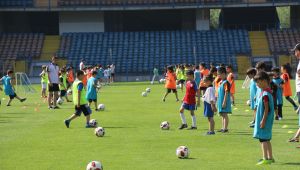 Futbolda Özkaynak ile yaklaşık 400 çocuğa ücretsiz futbol eğitimi veriliyor