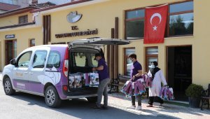 İhtiyaç sahibi ailelerin çocuklarına bayramlık kıyafet dağıtıldı