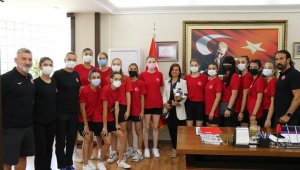 İşitme Engelliler Voleybol Kadın Milli Takımı'ndan Başkan Köse'ye ziyaret