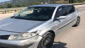 Kontrolden çıkan otomobil önce bariyere sonra refüje çarptı: 3 yaralı