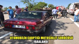 Otomobilin çarptığı motosiklet sürücüsü yaralandı