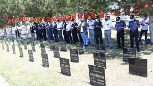 Protokol üyelerinden şehitliğe bayram ziyareti