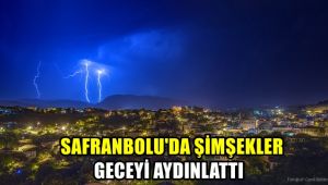 Safranbolu'da şimşekler geceyi aydınlattı
