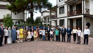 Vali Fuat Gürel, çocukların bayramını kutlayıp harçlık verdi