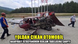 Yoldan çıkan otomobil, akaryakıt istasyonunun reklam tabelasını çarptı