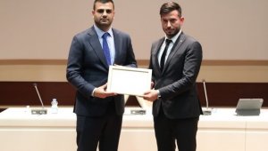 AK Parti Karabük İl Gençlik Kolları'na plaket