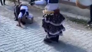 Karabük'te vakaların artmasına rağmen köçek parayı ağzıyla aldı