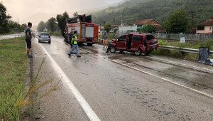 Karabük'te kontrolden çıkan hafif ticari araç bariyere çarptı: 5 yaralı